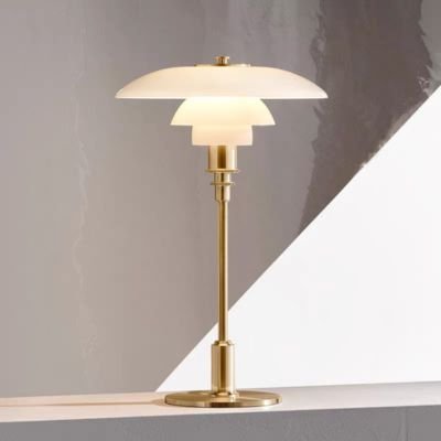 lampe de table avec pied cuivre sur 
présentoir