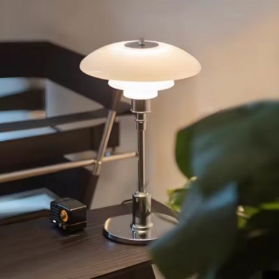 lampe de table scandinave danoise blanche et pied chromée sur table et chaise Vassily Kandinsky