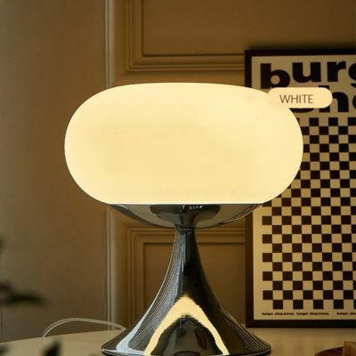 lampe de table blanche allumée atmosphère rétro vintage