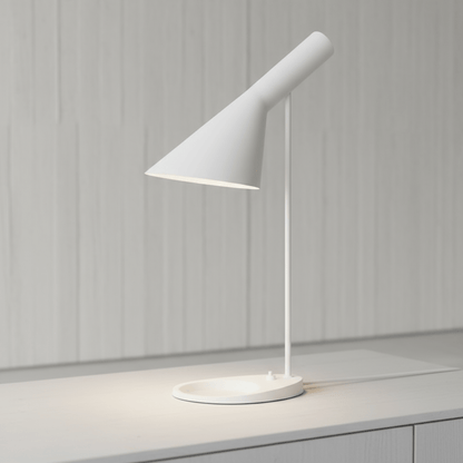 lampe de table blanche nordique danoise tête orientable minimaliste mid-century sur commode blanche et mur blanc