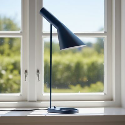 lampe de table bleue scandinave danoise tête orientable Mid century sur bord de fenêtre bucolique