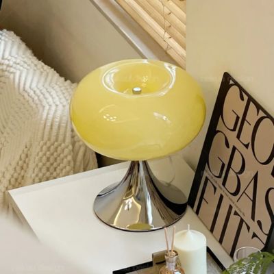 lampe de table crème métal chrome et verre de style Bauhaus forme organique vintage sur table de nuit blanche chandelle cadre 