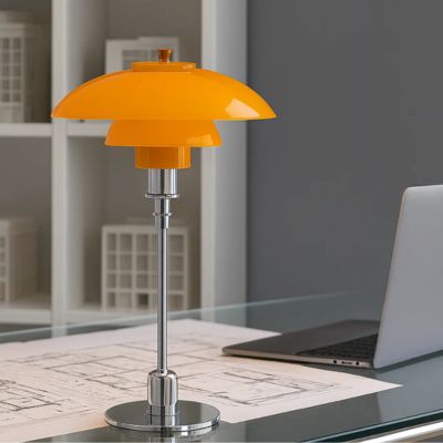 lampe de table nordique danoise orange et chrome sur bureau en verre transparent et ordinateur