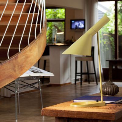 lampe de table nordique danoise jaune beurre tête orientable minimaliste mid-century décor bohème chic crédence antiquité escalier colimaçon bois et métal blanc