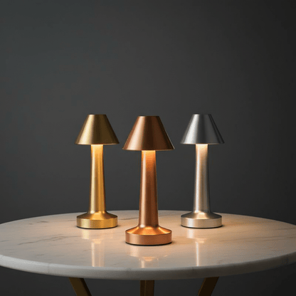 lampe de table abat-jour conique LED tactile portable rechargeable trois couleurs offertes sur table marbre blanc