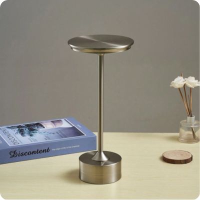 lampe de table argent metal une experience inedite lampe sans fil