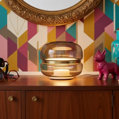 lampe de table led verre fumé translucide albâtre style art déco décor audacieux couleurs vives éléments éclectiques ambiance maximaliste fun faisant ressortir la lampe