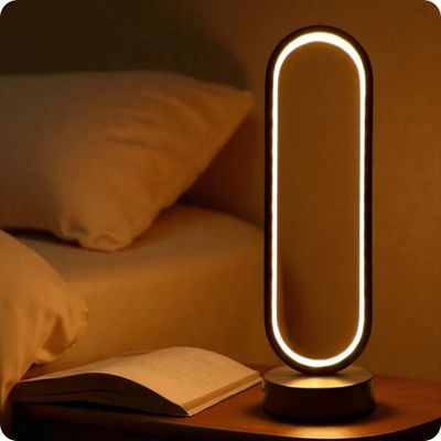 Lampe de table allumée sur table de nuit minimaliste noire trois modes d'éclairage dix intensités