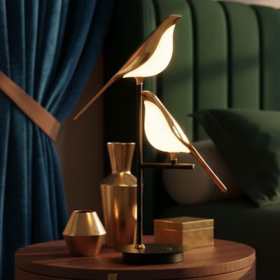 lampe de table postmoderne led tricolore doux oiseaux blancs aux ailes or perchés sur une branche en fer traité dans chambre élégante