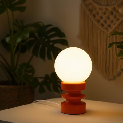 lampe de table rouge orangé allumée LED sur table blanche décor style bohème