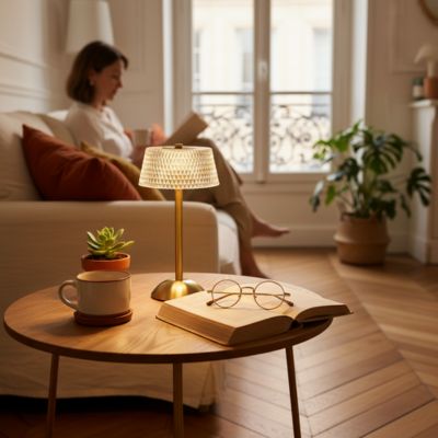lampe de table sans fil design avec abat-jour texturé motif diamant pied en laiton doré allumée table ronde en bois livre café lunettes