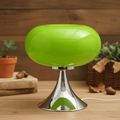 lampe de table verte pomme style Bauhaus en verre et métal chrome posée sur table en bois mur en bois livre beige panier osier