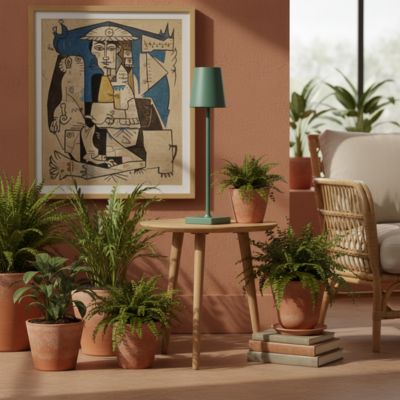 Lampe de table verte rechargeable tactile tout en aluminium antirouille anticorrosion dans salon bohème éclectique