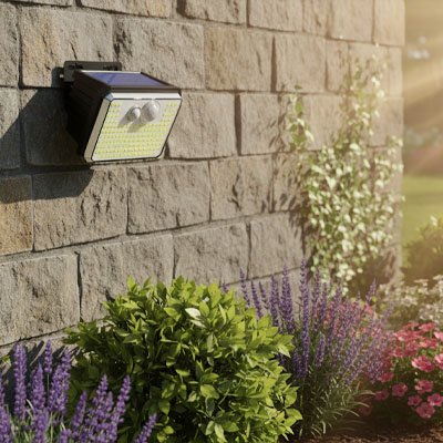 Lampe solaire détecteur de mouvement applique murale LED solaire sur mur en pierre, éclairage jardin avec lavande et plantes