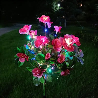 Lampe solaire extérieur décorative bouquet fleurs fushias illuminées LED multicolores plantée dans pelouse jardin nocturne