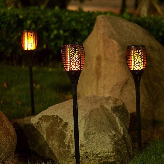 Lampe solaire exterieur torches solaires LED effet flamme vacillante jardin rochers pelouse allée nuit ambiance chaleureuse