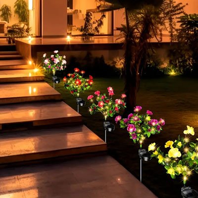 Lampe solaire extérieur fleurs multicolores illuminées LED alignées le long escalier extérieur maison moderne nocturne