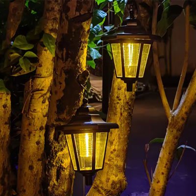 Lampe solaire extérieur lanterne solaire de jardin style vintage, fixation sur arbre ou piquet, lumière ambrée extérieure