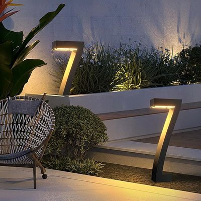 Lampe solaire exterieur lumière  vers le bas créant une ambiance saisisante dans jardin moderne 
