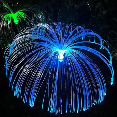 Lampe solaire extérieur méduse fibre optique bleu plantée dans jardin la nuit, éclairage décoratif extérieur