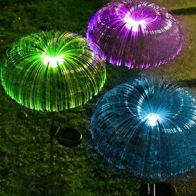 Lampe solaire extérieur méduse LED fibre optique multicolore vert violet bleu plantées dans jardin la nuit, éclairage décoratif extérieur