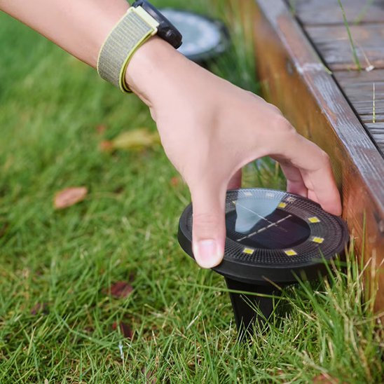 Lampe solaire gardien du sol illustre l'installation d'une lampe solaire de jardin en gros plan, mettant en avant sa simplicité d'utilisation