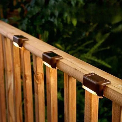 Lampe solaire marron trois sont installées sur barrière en bois 