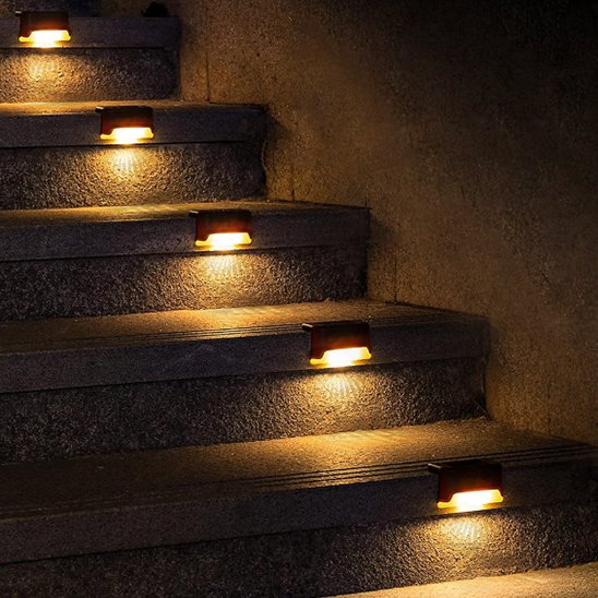 Lampe solaire marron installée sur escalier extérieur pierre diffusant lumière chaude vers le bas