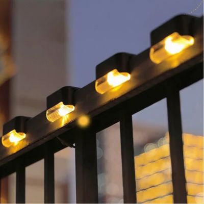 Lampe solaire noire extérieur LED éclairage chaud quatre sont installées sur barrière métal noire