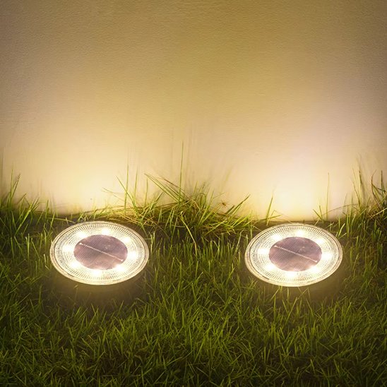 Lampe solaire spots solaires encastrables installés dans une pelouse nocturne, capturant leur effet lumineux spectaculaire
