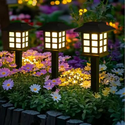 Lanterne exterieur Lumara style pagode japonnaise dans plantées fleurs marguerittes
