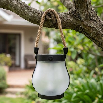 Lanterne extérieur solaire effet flamme anse corde suspendue branche arbre jardin, maison terrasse fond végétal vert