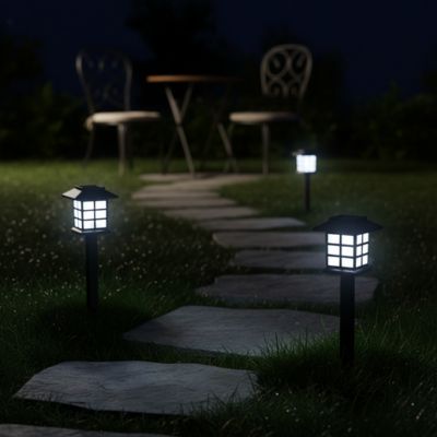 Lanterne exterieur table et chaises floutées en arrière-plan lumière blanche douce ambiance nocturne