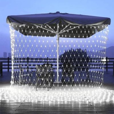 Lumière extérieur guirlande filet lumière blanche installé parasol sur grande terrasse 