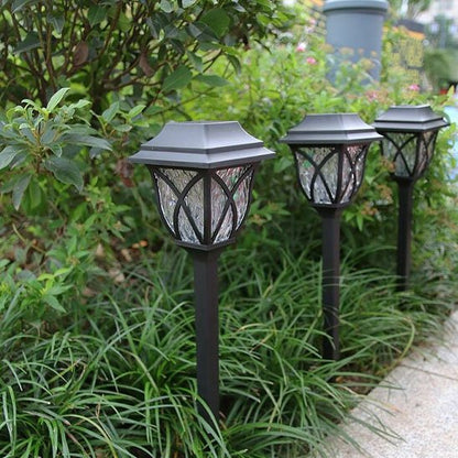 Lumière extérieure design décoratif  lampadaire miniature vintage dans platebande très beau de jour 