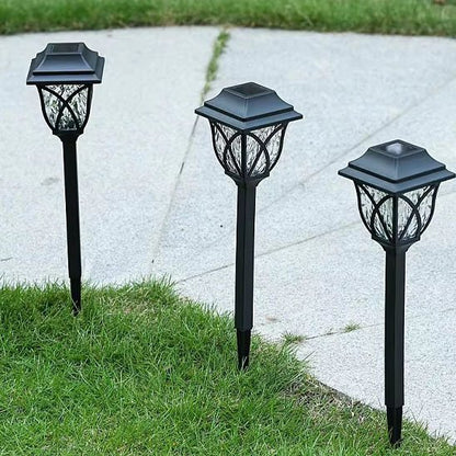 Lumière extérieure design décoratif petit lampadaire dans allée bordée de pelouse très beau de jour