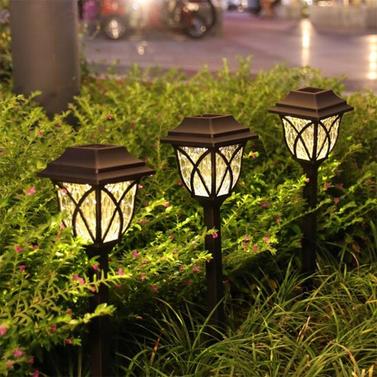 Lumière extérieure design décoratif lampadaire miniature dans allée bordée de pelouse 
