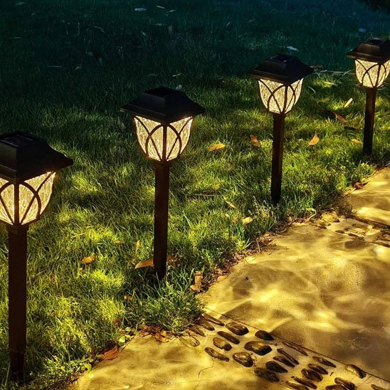 Lumière extérieure lumière chaude style petit lampadaire décoratif dans allée bordée de pelouse