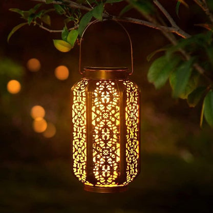 Lumière solaire extérieur LED cuivre ajourée suspendue à branche d'arbre dans jardin nocturne, lumière chaude motifs décoratifs