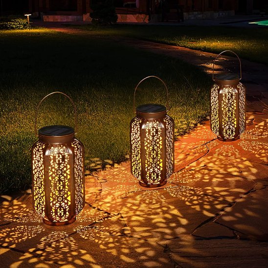 Lumière solaire extérieur LED cuivre ajourée trois sont alignées sur allée jardin nocturne projetant motifs lumineux dorés décoratifs