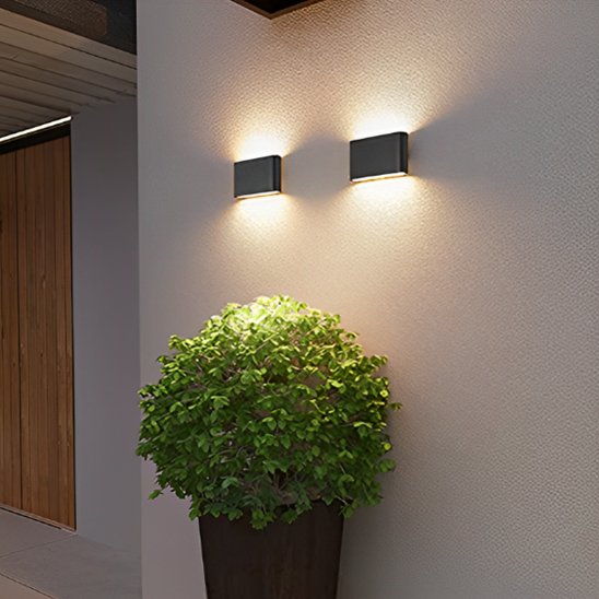 Luminaire extérieur murale LED deux sont installées sur mur blanc style minimaliste