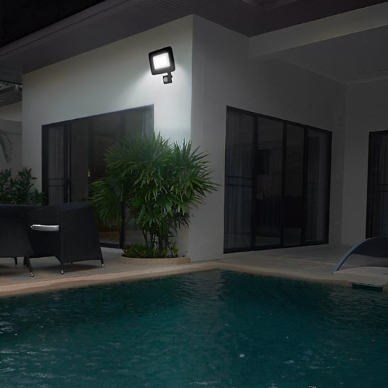 Luminaire exterieur projecteur LED extérieur avec détecteur de mouvement pour éclairage piscine et jardin, ambiance nocturne