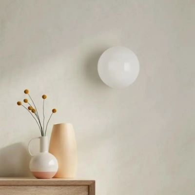 Plafonnier applique-murale 2 en 1  boule verre blanc lumineux ambiance minimaliste meuble bois vase fleur