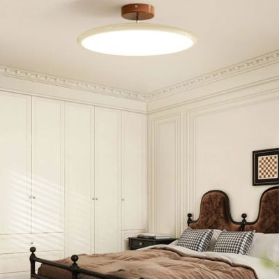 Plafonnier beige socle marron minimaliste moderne dans chambre traditionnelle éclectique