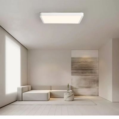 Plafonnier blanc carré  LED extra fin dans grand salon moderne  blanc canapé blanc chaise minimaliste longue