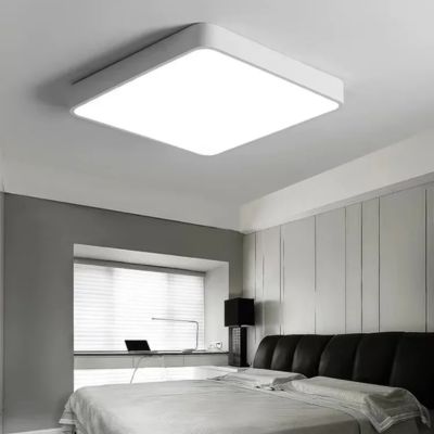 Plafonnier blanc carré dans grande chambre moderne minimaliste