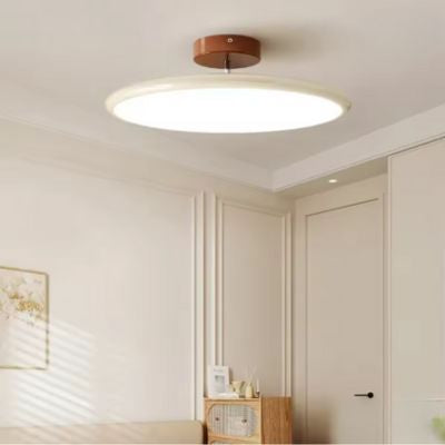 Plafonnier blanc socle marron minimaliste vintage moderne dans chambre nordique ambiance féminine