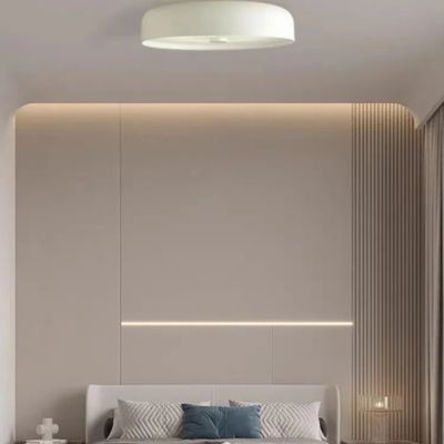 Plafonnier blanc minimaliste style italien dans chambre contemporaine moderne blanche coussin bleu