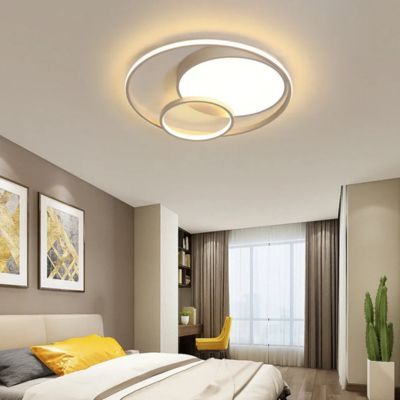 Plafonnier anneaux concentriques imbriquées LED chambre contemporaine beige blanc accents de jaune un cactus