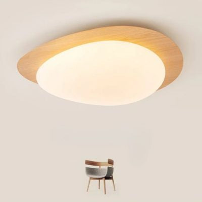 Plafonnier gros plan forme de galet LED image artistique avec une minuscule chaise style scandinave sous l'énorme luminaire couleur noyer nordique